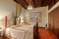 Colonial Villa And Guest House With Pool in Gated Community - Виллы
