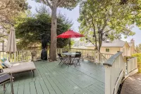 Cambria Victorian Castle: Walk to Beach, Village Shops, Wineries and Galleries!