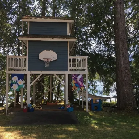 "The Guest House" on beautiful Sproat Lake!