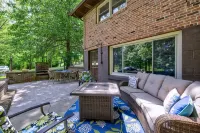 Spacious home with basement. City park steps away. Cleaning fee included. - Wifi