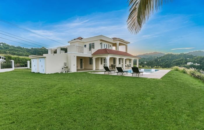 Minutes from beaches  private pool Solar panels Ocean & Mountain Views