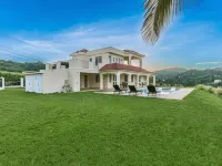 Minutes from beaches  private pool Solar panels Ocean & Mountain Views Hotels in Calvache