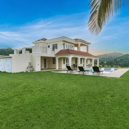 Minutes from beaches  private pool Solar panels Ocean & Mountain Views