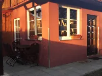 Sunny holiday home with a cozy sleeping loft, idyllically located in the garden. 바르트 호텔