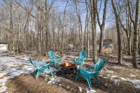 Huge Getaway Home with Gameroom, Arcades, Firepit - Wi-Fi