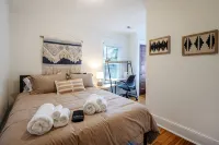 Spacious home steps from Main St and Shenandoah NP with firepit & large backyard - balcony