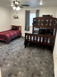 Spacious cabin minutes from recreational trails & Round Lake - Kitchens