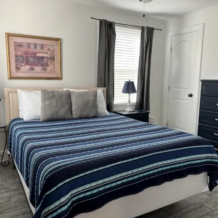 C2 Perfect location in historic city center, near beaches, patio, free parking!