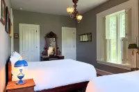 Historic Ironmaster Mansion, located in the heart of Lancaster County, PA - バルコニー
