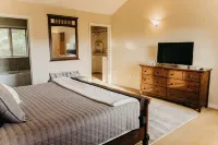 Whitefish Wonderland. Private Hot Tub - 1 mi from Downtown Whitefish. - Hot Tub