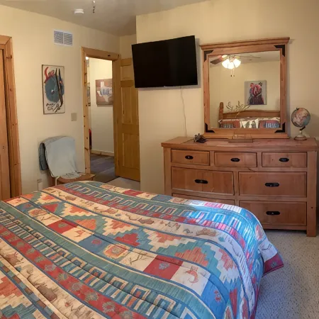 Three-Bedroom House w/ Large Deck & Stunning Mountain Views! Sleep up to 8