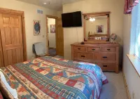 Three-Bedroom House w/ Large Deck & Stunning Mountain Views! Sleep up to 8 - 4-Star
