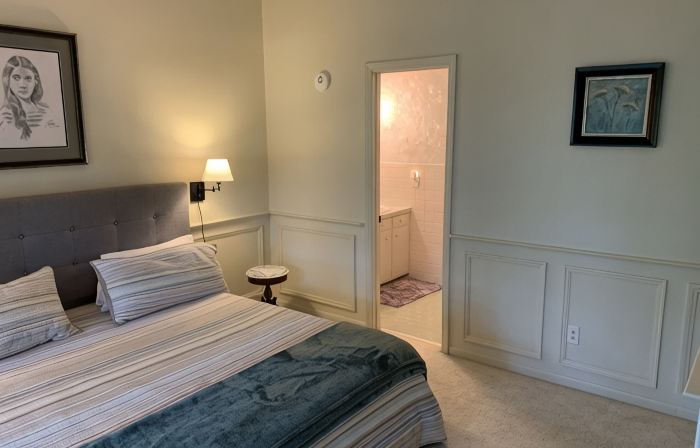 Spectacular panoramic mountain views!  3 king suites, hike, bike, swim, paddle