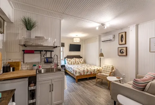 HEY, GET A ROOM! Couples Getaway : Bikes, beach chairs, umbrella :Central locale - Wi-Fi