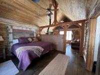 1907Creekside Cabin w/ hot tub & sauna;  bike, hike, ski & fish- Go Back in Time - Feriehus