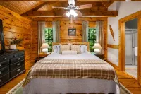 Clean & Quiet w/ Private HotTub Near Cades Cove - 4 étoiles