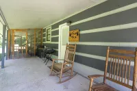 Moonshine Cabin with a nice yard on the creek in the shadows of the Smokies - Hot Tub