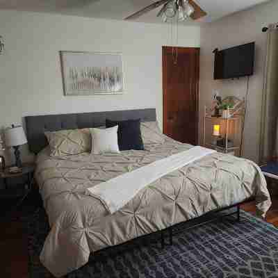 Sleeps 6, + 2 in Basement, Super Clean, Long Driveway, Fenced Yard w/Fire Pit Rooms