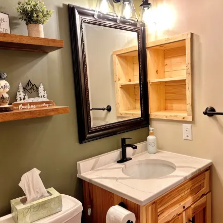 Newly Remodeled Fireplace Studio Ski-in/Ski-Out Condo-Balcony, Pool & Hot Tub