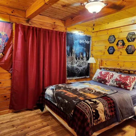 Hogwarts Hideaway -XL Outdoor Deck/Scenic Hot Tub/Movie Theater in Private Woods