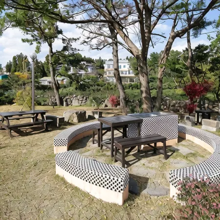 Jeju Cheonjaeyeon Recreation Pension Отели рядом с достопримечательностью «Тематический парк Chocolate Land»