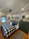 Dragonfly Cottage -Luxurious Mountain View A-Frame -quiet street close to town. - Feriehus