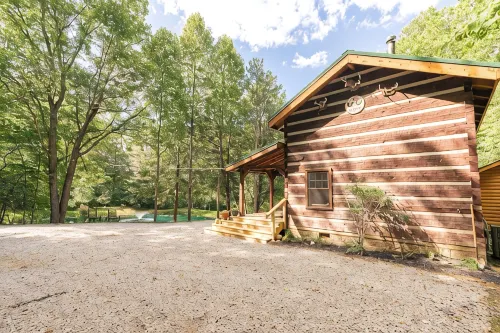 Retro Cabin in Hocking Hills, Ohio w/ Jukebox, Hot Tub & Pond. Dog-friendly! - Wi-Fi