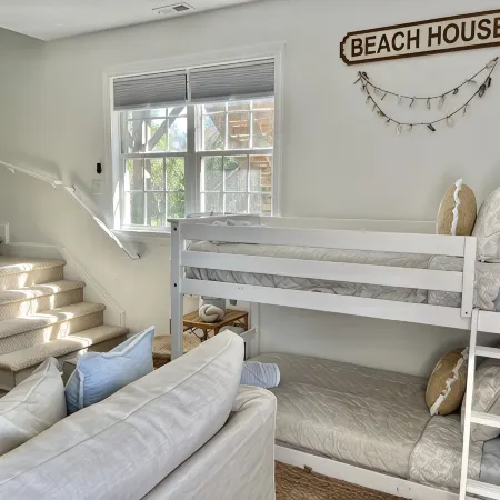 The Oceans Oyster-Hot tub, 5 min to beach, Pets, Sleeps 10 , Sound Views!!