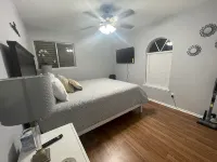 Pet Friendly, Private Bkyd 4 bedroom - balcony