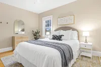 Modern Craftsman - East Harriet - 3 min to Lakes - Condos