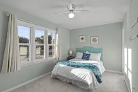 Sleeps 5! 2 Br, 2.5BA Townhome-Walk to Beach & Dining – Your Escape Awaits! - Wi-Fi