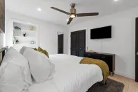 Family-Friendly Gainesville Home - Walk to UF - Pool + Sleeps 16 - balcón