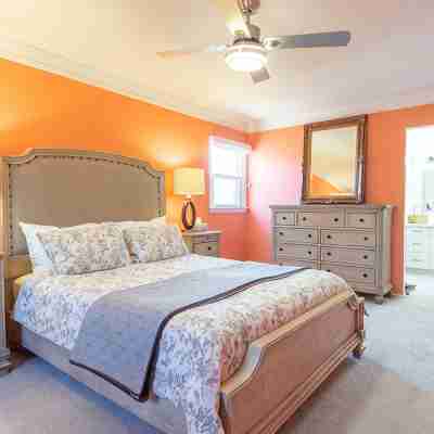 Peaceful Spacious Home with Theater. Family Friendly, Centrally located Rooms