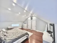 Modern two story home - 4성급