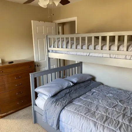 Lakefront Cabin in quiet cove. No steps to private boat slip. Pet friendly.