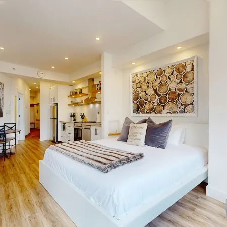 Luxury King Suite Village North Mountain Views -The Nest- Pet Friendly!