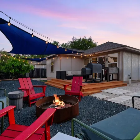 Downtown Georgetown Retreat for the family or entertaining. Pet-Friendly!