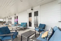 Beachfront Property in Ocean Springs, Overlooking the Gulf of Mexico. Sleeps 14 - 4-Star