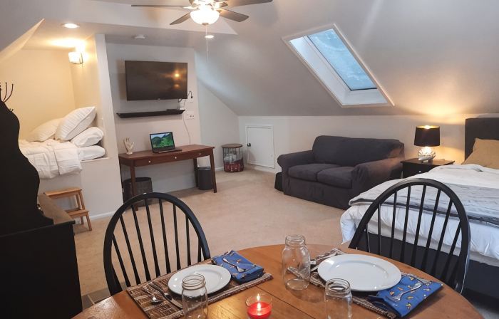 Studio 154 tucked away, peaceful and convenient access to the upper valley NH.