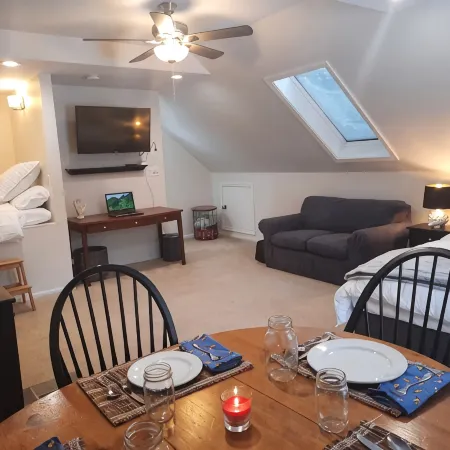 Studio 154 tucked away, peaceful and convenient access to the upper valley NH.