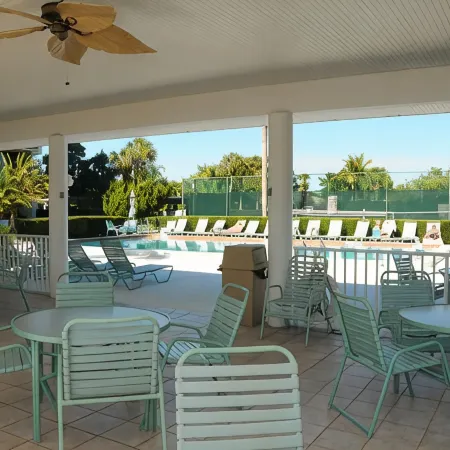 Luxury condo steps away from Siesta Key public beach