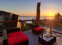 Spacious Home with Amazing Views - 2 Min Drive to  Beach/Water Access - พร้อมระเบียง