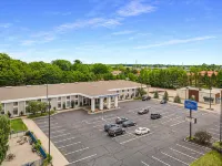 Baymont by Wyndham Grand Haven - parking