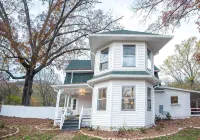 Relaxing Farmhouse, pet friendly, walk to town - 3-Star