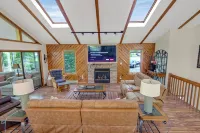 Golf Course Getaway: XL Cabin w/ Hot Tub, Pools, Beaches, Game Room, King Bed - gimnasio