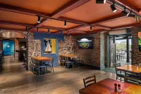 ริเวอร์ สตรีทอินน์ - พร้อมอาหารเช้า