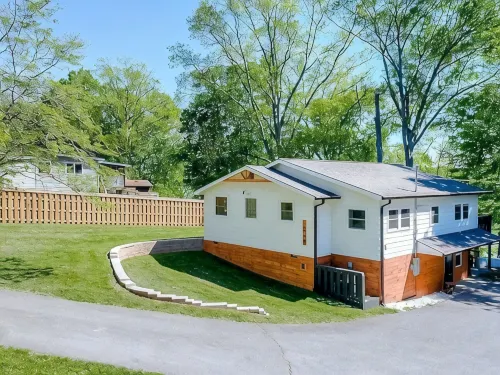 Driftwood Cottage Lake Cumberland Retreat with Hot Tub & Water Access! - 4 stjerner