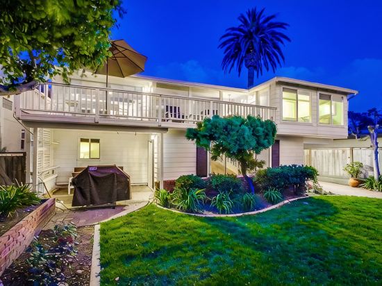 Across From The White Sand Of Moonlight Beach - Full Ocean/Beach View