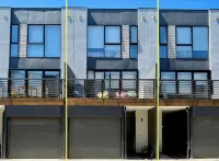 Contemporary 3BR Townhouse & Parking | CBD & Beach Nearby - บังกะโล