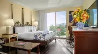 Inn at Pelican Bay - Pools